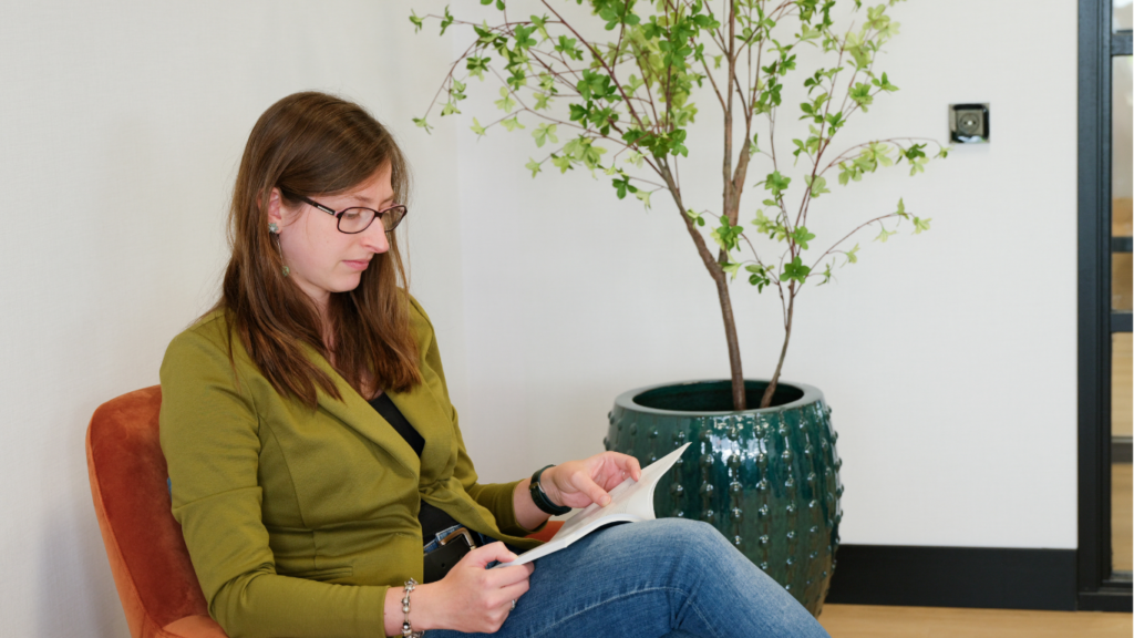 Annet leest een paper.